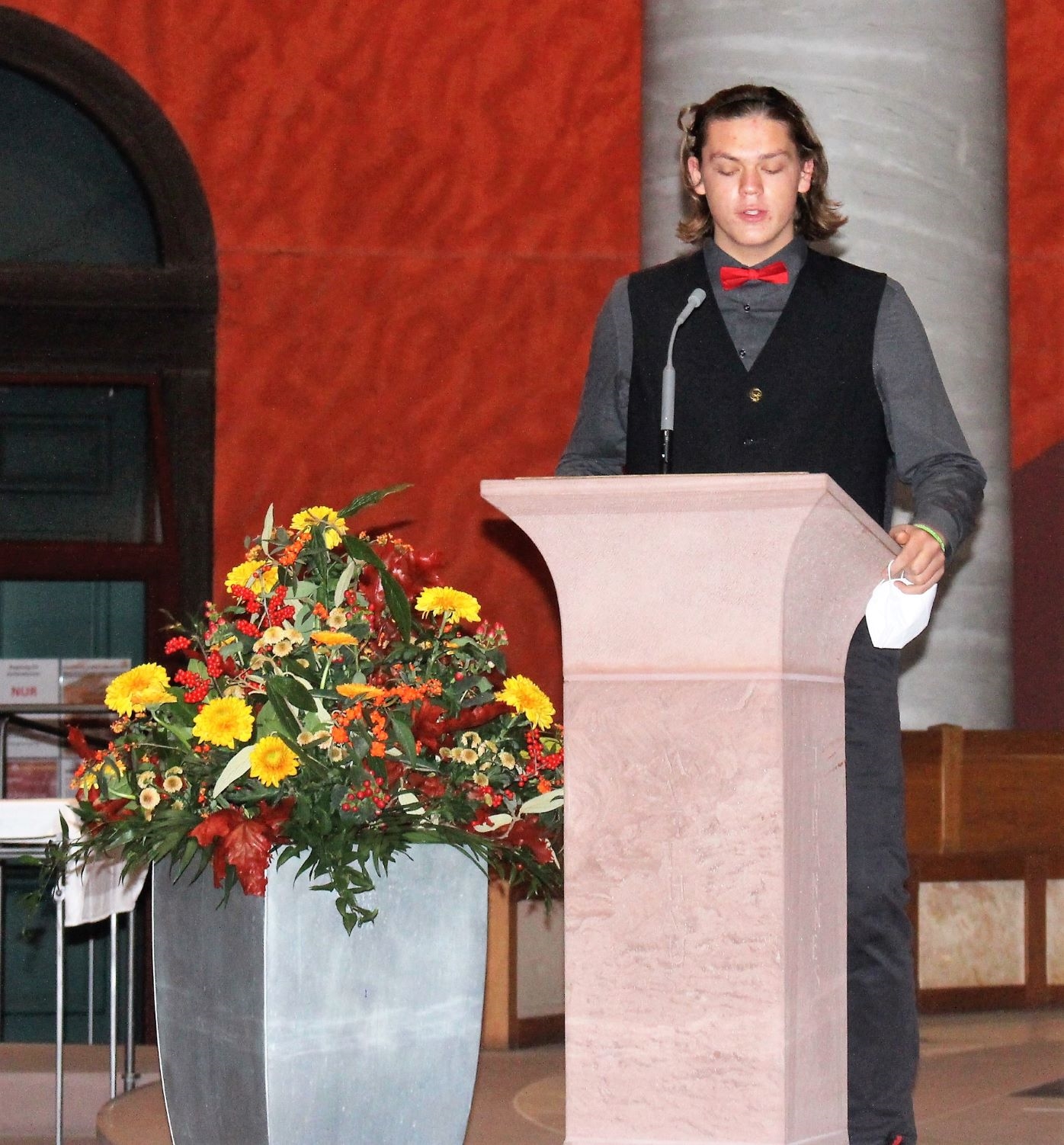 Ein junger Mann liest. (Caritasverband Darmstadt e. V.)
