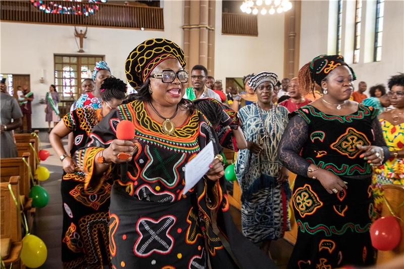 Frauen beim Gottesdienst in traditioneller afrikanischer Kleidung