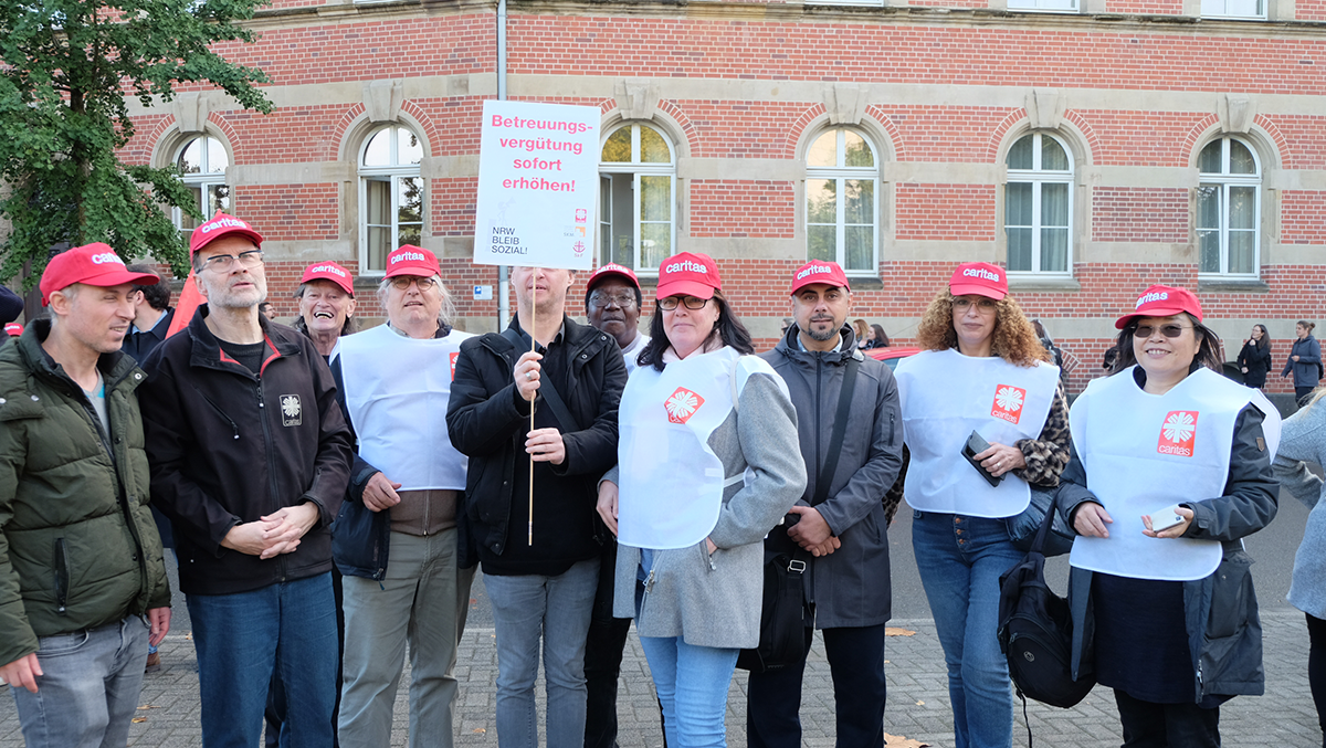 Teilnehmende der Caritas bei der Kundgebung der LAG Freie Wohlfahrtspflege NRW zur Kampagne 'NRW bleib sozial!' vor dem Düsseldorfer Landtag (Foto: Markus Lahrmann)