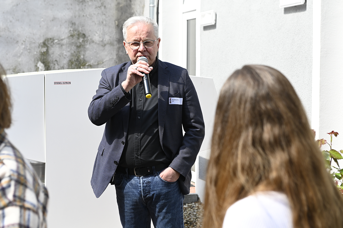 Wolfgang Jörg (SPD) steht im Hinterhof des Bernhard-März-Hauses und hält eine Ansprache (Foto: Andreas Oertzen)