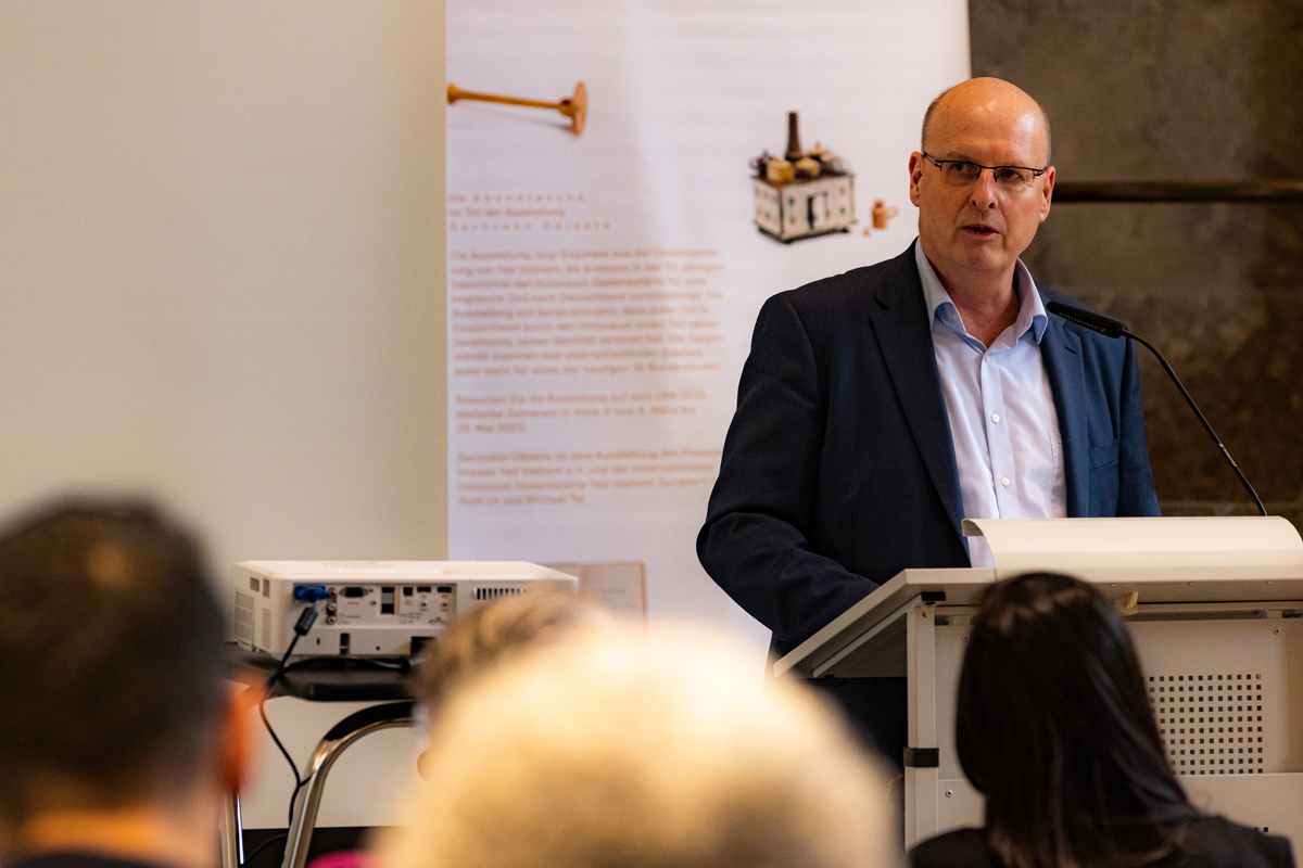 Jörg Rensmann steht bei der CiNW-Fachtagung 'Miteinander Gegeneinander?' in der Alten Synagoge in Essen an einem Pult und hält eine Rede (Foto: © Angelika Kamlage | Caritas in NRW)