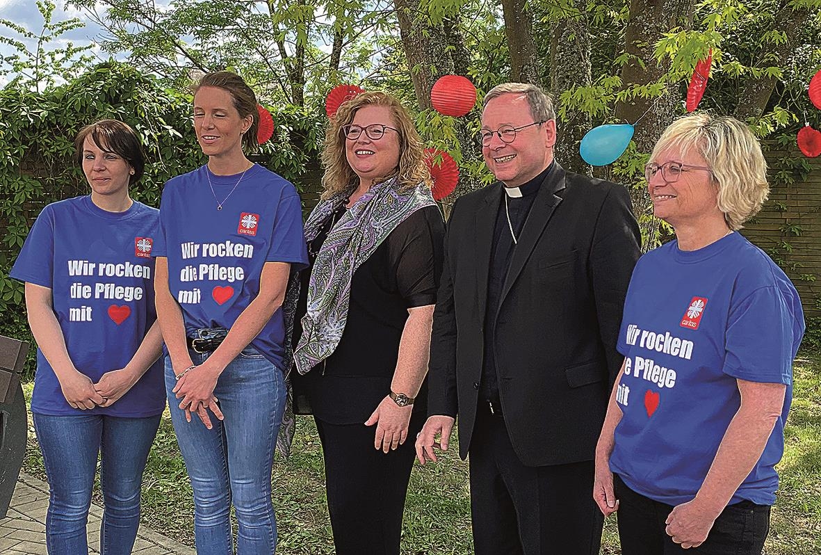 Der Bischof steht mit vier Frauen vor einem Baum. (Claudia Hülshörster)