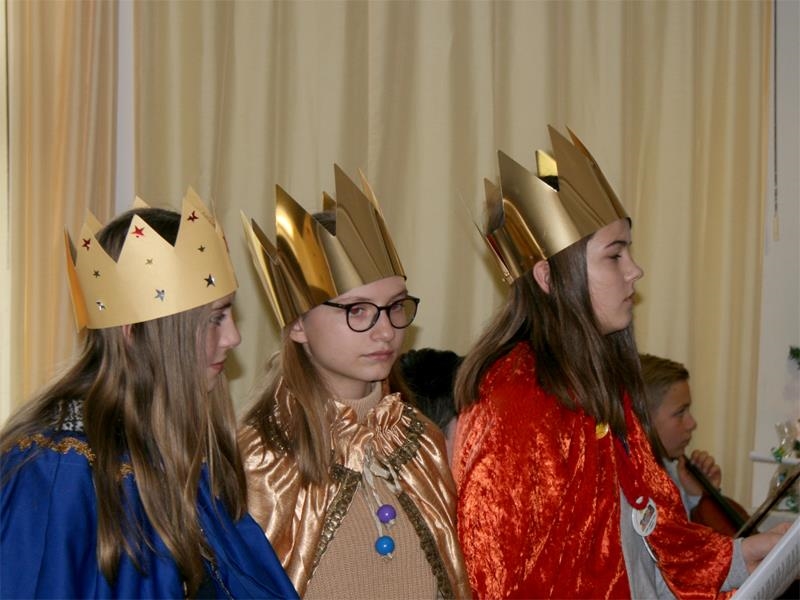 Jugendliche mit Kronen auf dem Kopf 