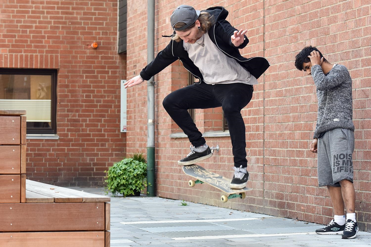 Zwei Jugendliche auf Platz mit Skateboard  (DCV / KNA)