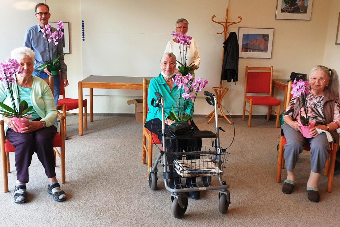 Drei Seniorinnen mit der Heimleitung (Foto: Caritas-Stadtteilzentrum St. Michael)