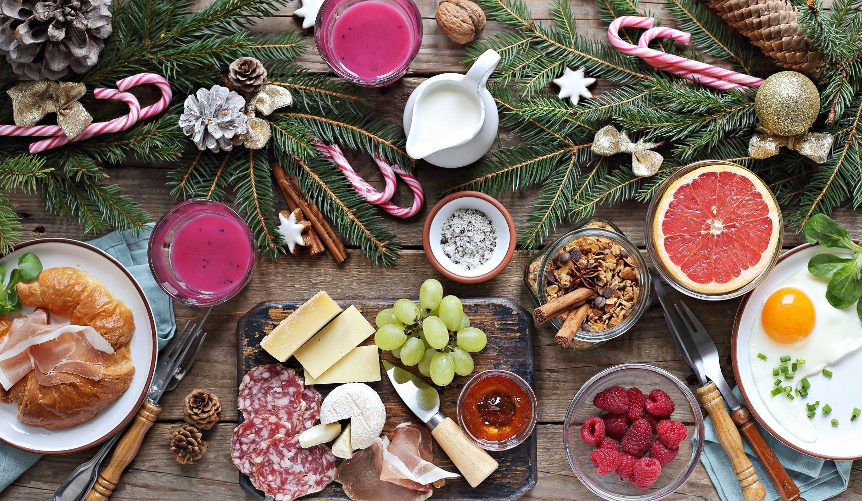 Lebensmittel für ein Frühstück und weihnachtliche Dekoration