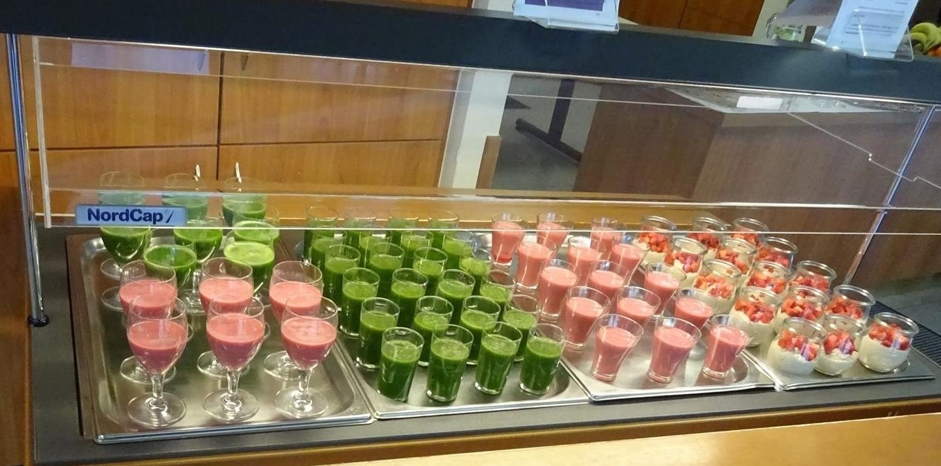 Kühltheke mit roten und grünen Smoothies sowie Gläschen mit Quark und Erdbeeren (Seniorenzentrum St. Bonifatius)