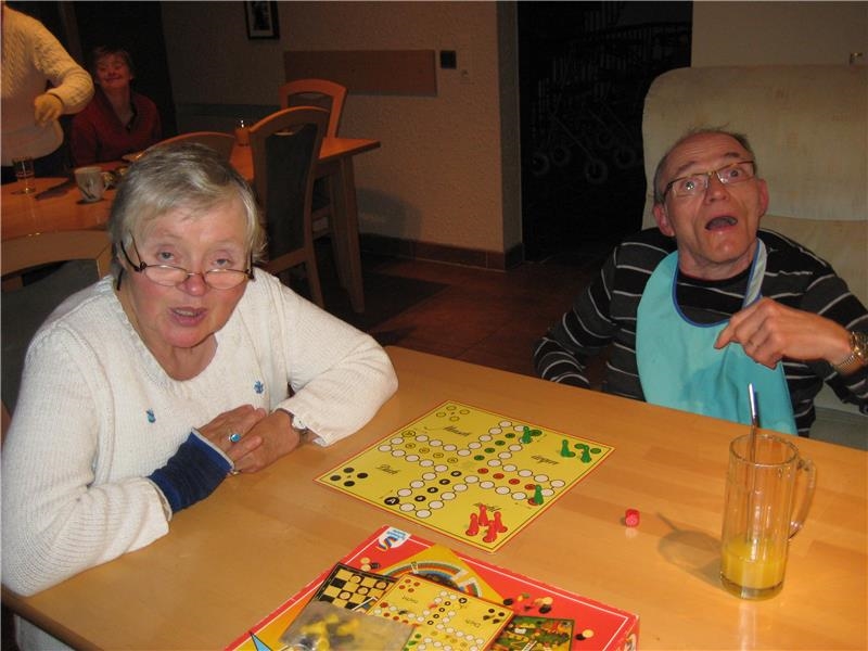 ältere Frau und Mann spielen Mensch-ärgere-Dich-nicht (©caritasverband bocholt)