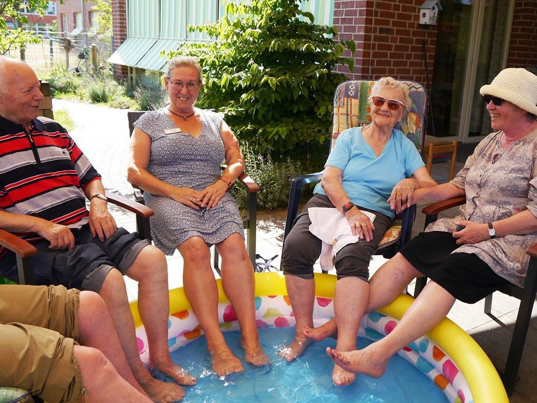 Seniorinnen nehmen ein erfrischendes Fußbad (Foto: Sabine Fraikue)