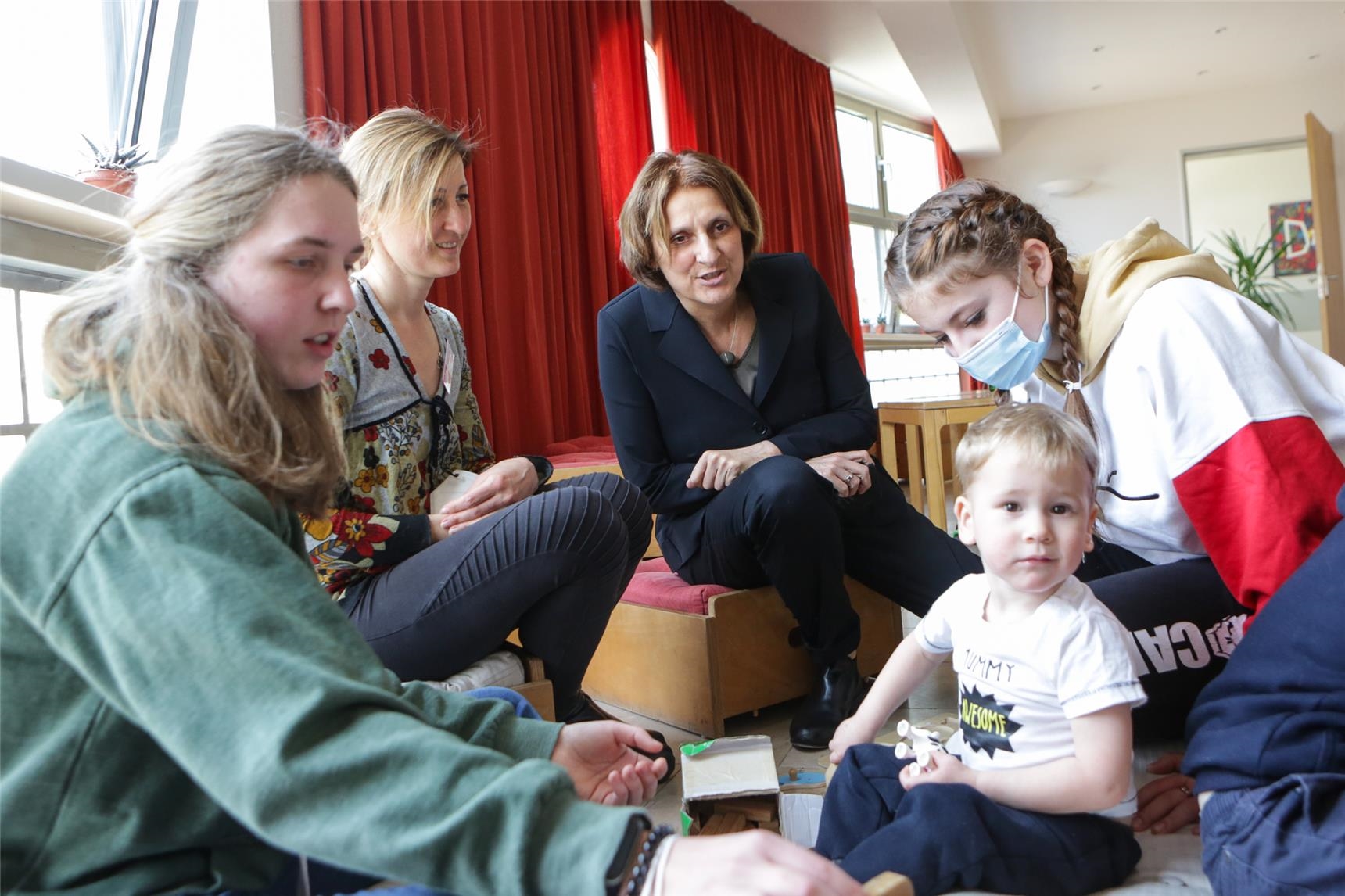 Ministerin Britta Ernst zusammen mit Waisenkindern  (Walter Wetzler)