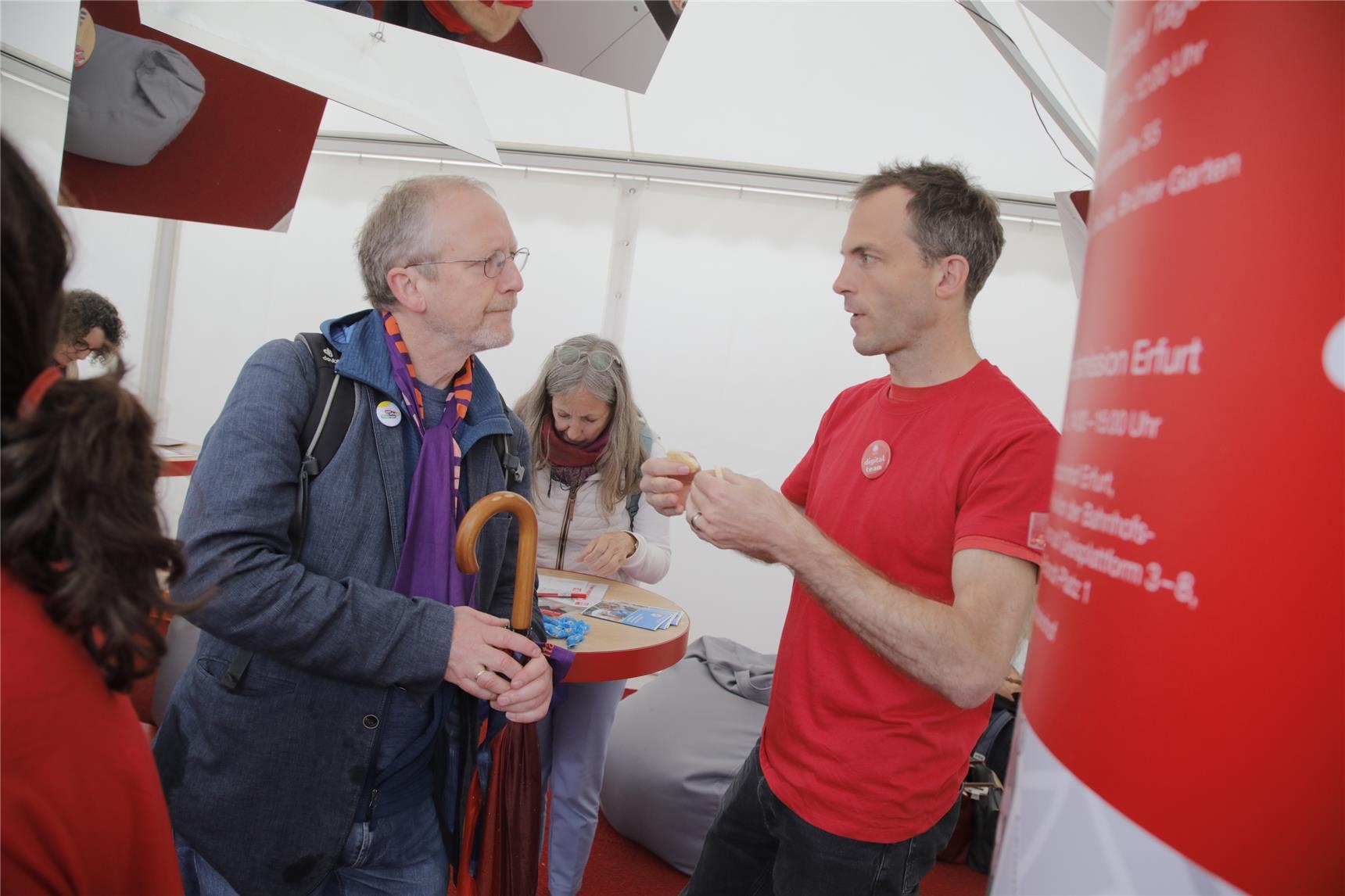 Besucher am Stand des Deutschen Caritasverbandes (Ralf Gerard)