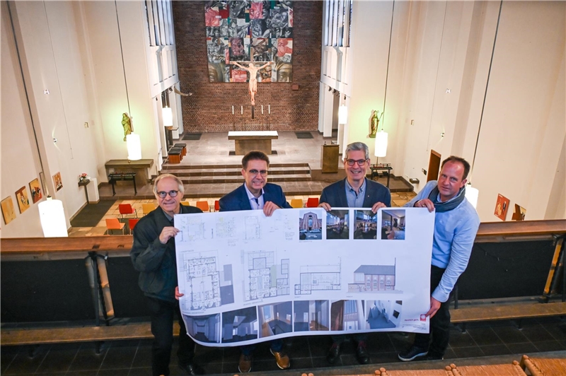 Die Pläne für die künftige Caritaskirche präsentieren Propst Dr. Peter Blättler, Caritas-Geschäftsführer Frank Polixa, Caritas-Vorsitzender Dr. Christof Wellens und Architekt André Grosch.