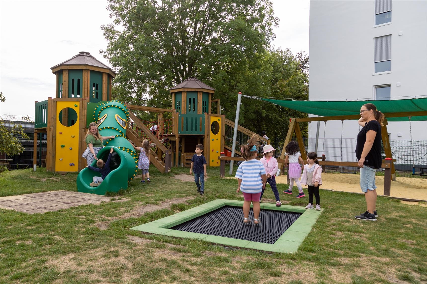 Das Außengelände der Kita St. Josef mit Trampolin und Kletterturm 