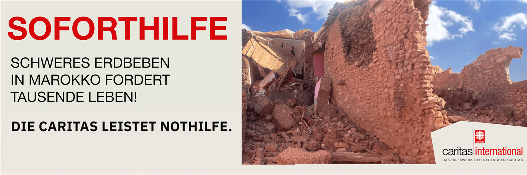 Ruine eines Wohnhauses nach dem schweren Erdbeben in Marokko. Roter Sandstein liegt auf dem Boden in einem Dorf zwischen Marrakesch und Agadir.