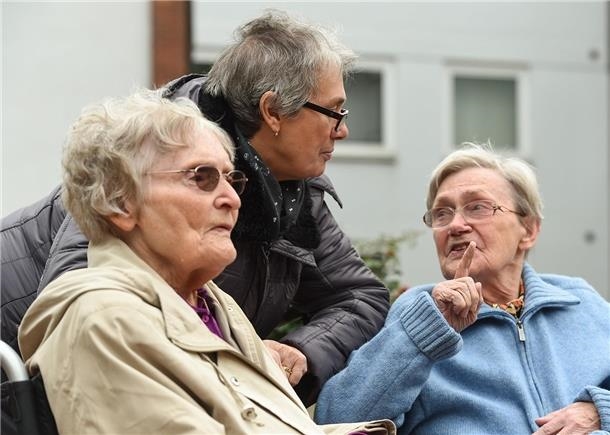 Drei ältere Damen im Gespräch