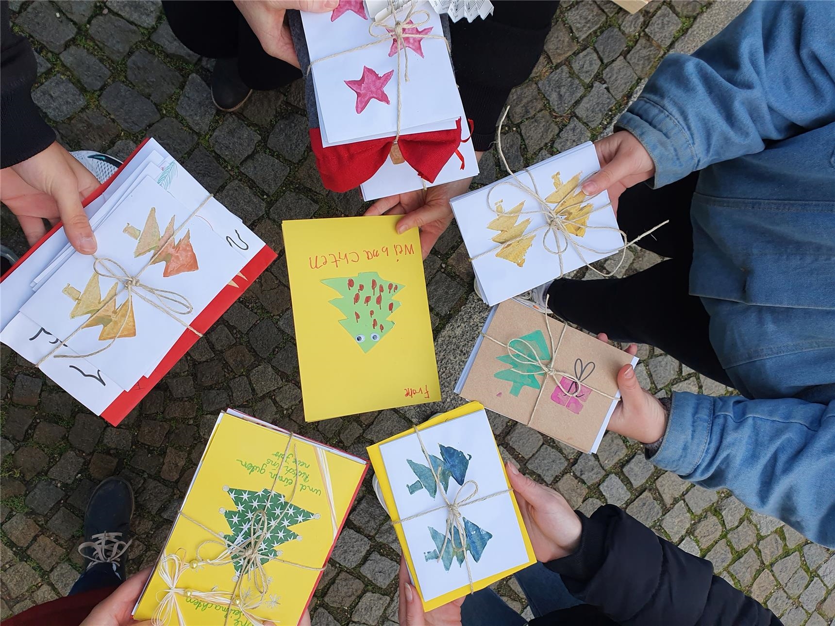 Aktion Brieftaube - Schüler_innen halten Briefe in den Händen (© BBS Erfurt)