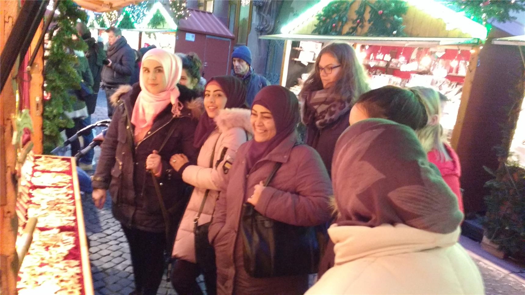 Geflüchtete Frauen besuchen gemeinsam einen Weihnachtsmarkt 