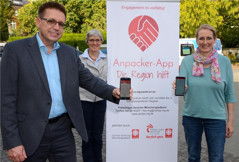 Caritas-Mitarbeitende stellen die Anpacker-App vor