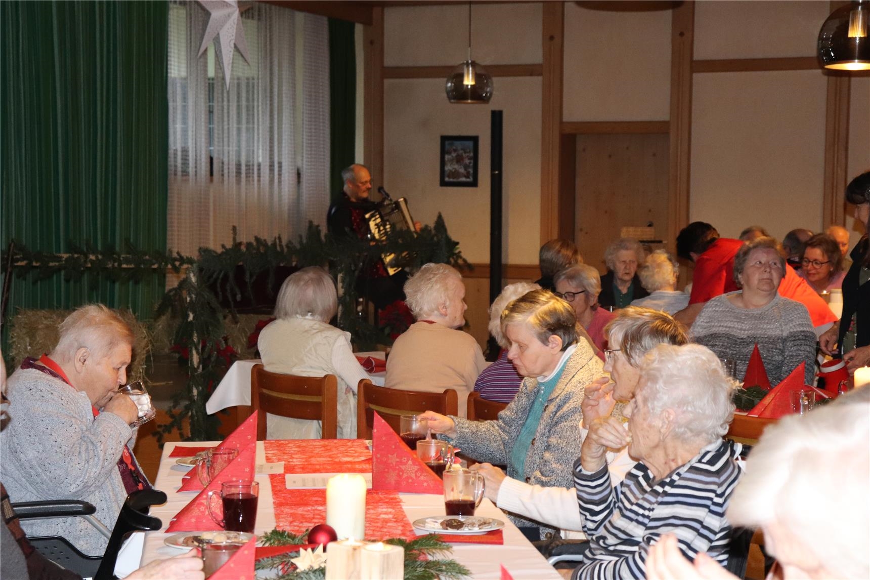 Die Senioren des Altenheims St. Konrad genießen die Weihnachtsfeier 