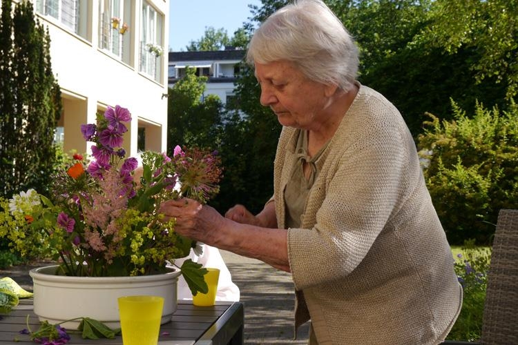 Ursula Quantmeyer vor einem selbstgemachten Blumengesteck