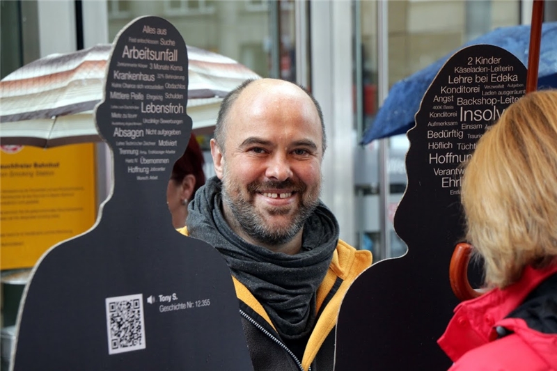 Teilnehmer der IDA-Aktion mit Pappfigur vor Kölner Dom (Burkhard Janssen (Caritas Köln)