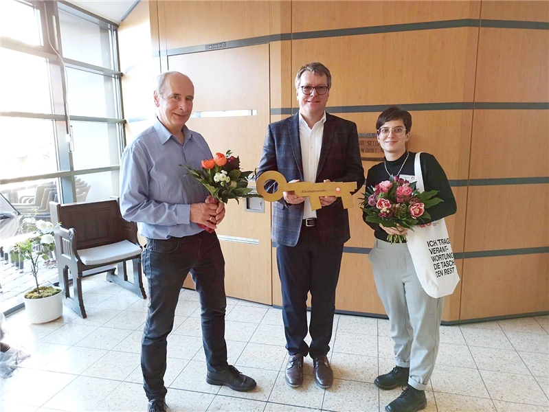 Symbolische Schlüsselübergabe: Clemens Roschka, Gundekar Fürsich (Geschäftsführer CTE) und Alice Dittrich (v.l.n.r.)