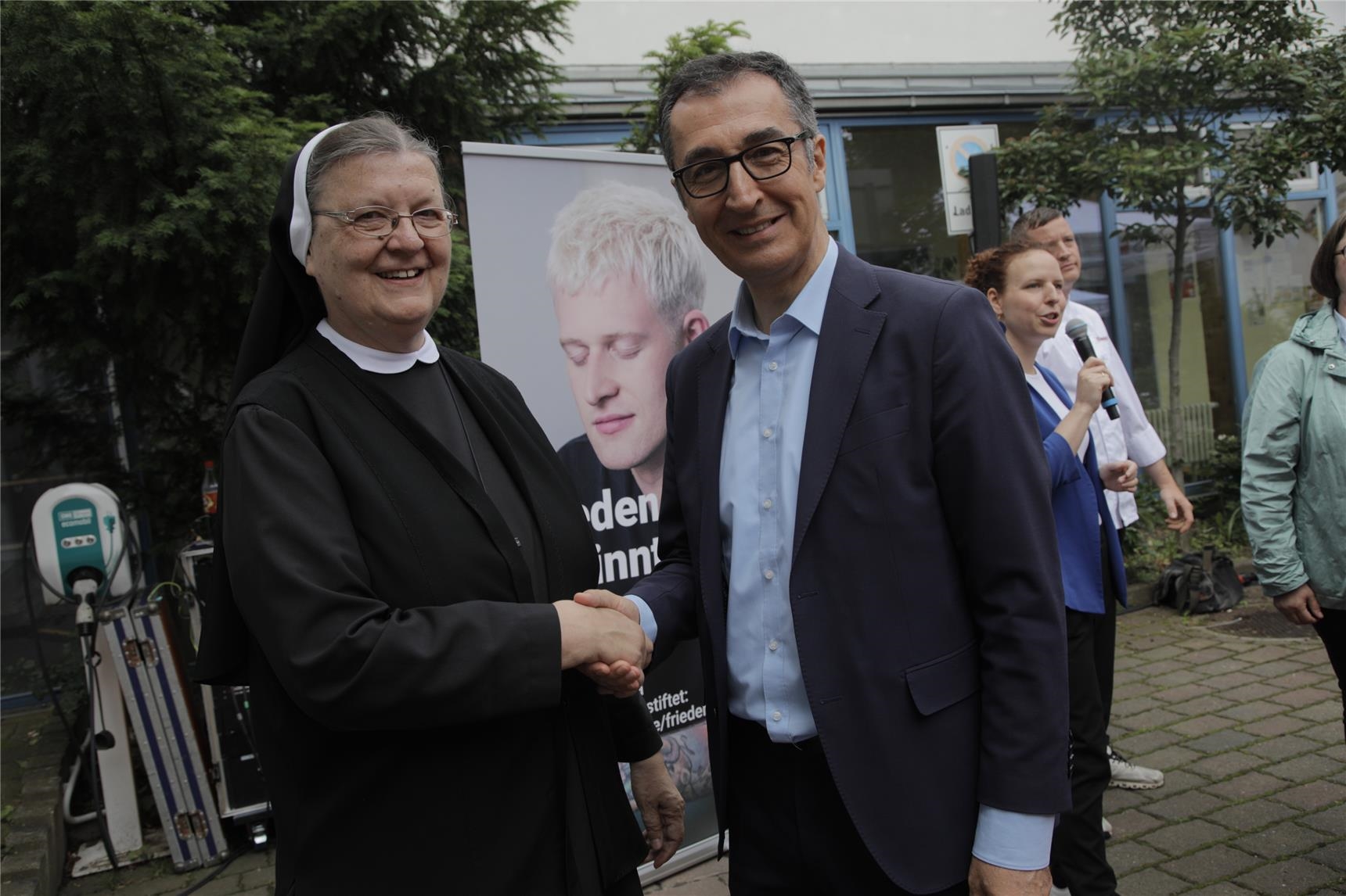 Schwester Regina Pröls und Cem Özdemir (Ralf Gerard)