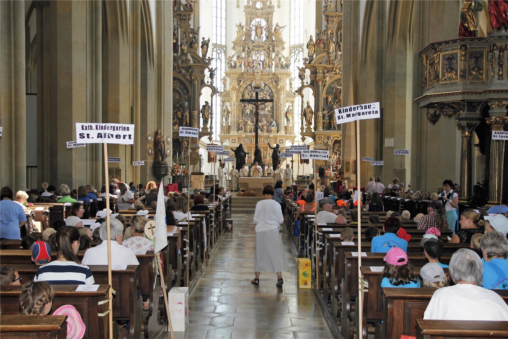 Rund 450 Kinder aus katholischen Kindertageseinrichtungen sitzen in der Augsburger Ulrichsbasilika. (Bernhard Gattner)