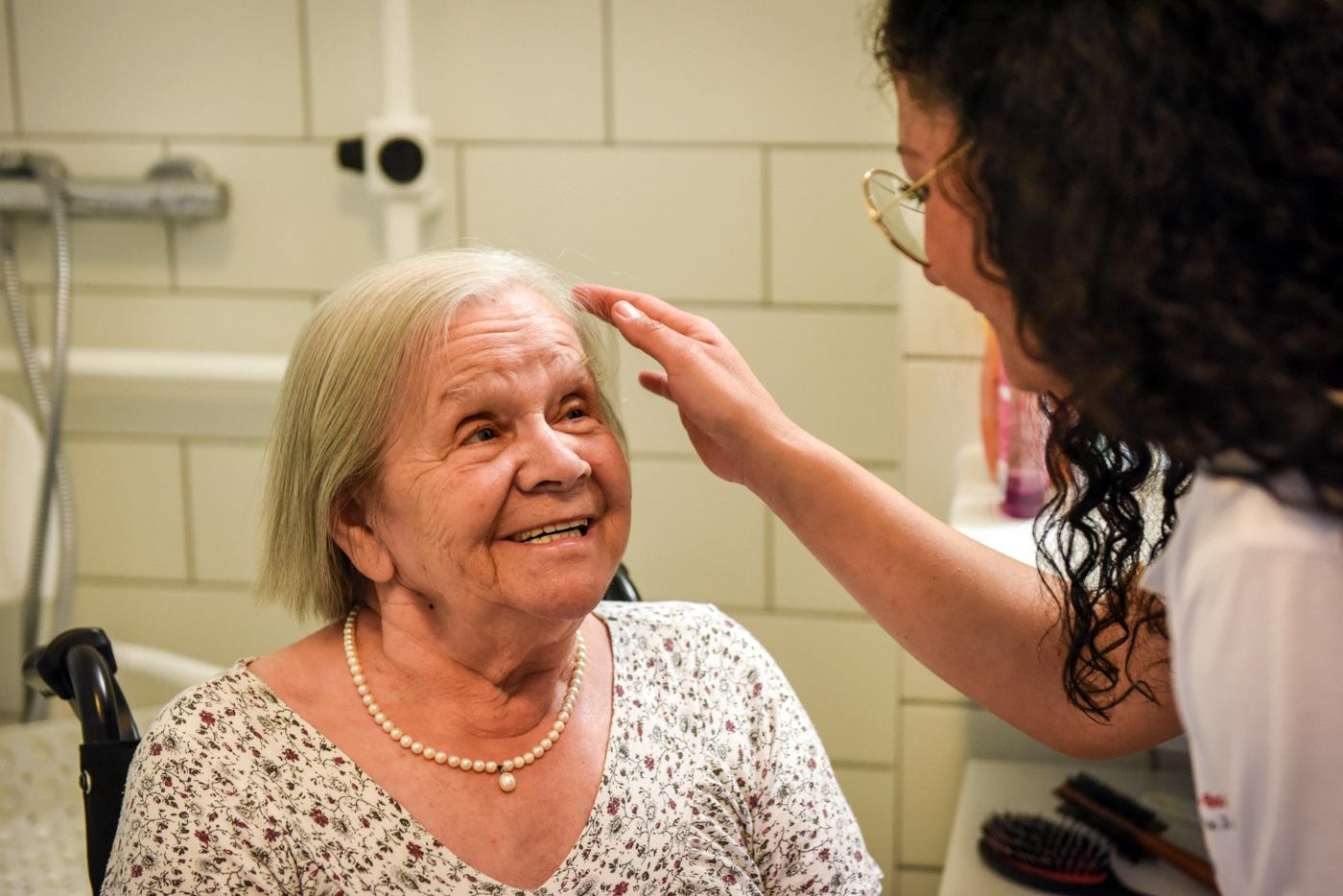 Ältere Frau mit einer Pflegekraft im Badezimmer bei der Pflege (Deutscher Caritasverband / Julia Steinbrecht, KNA)