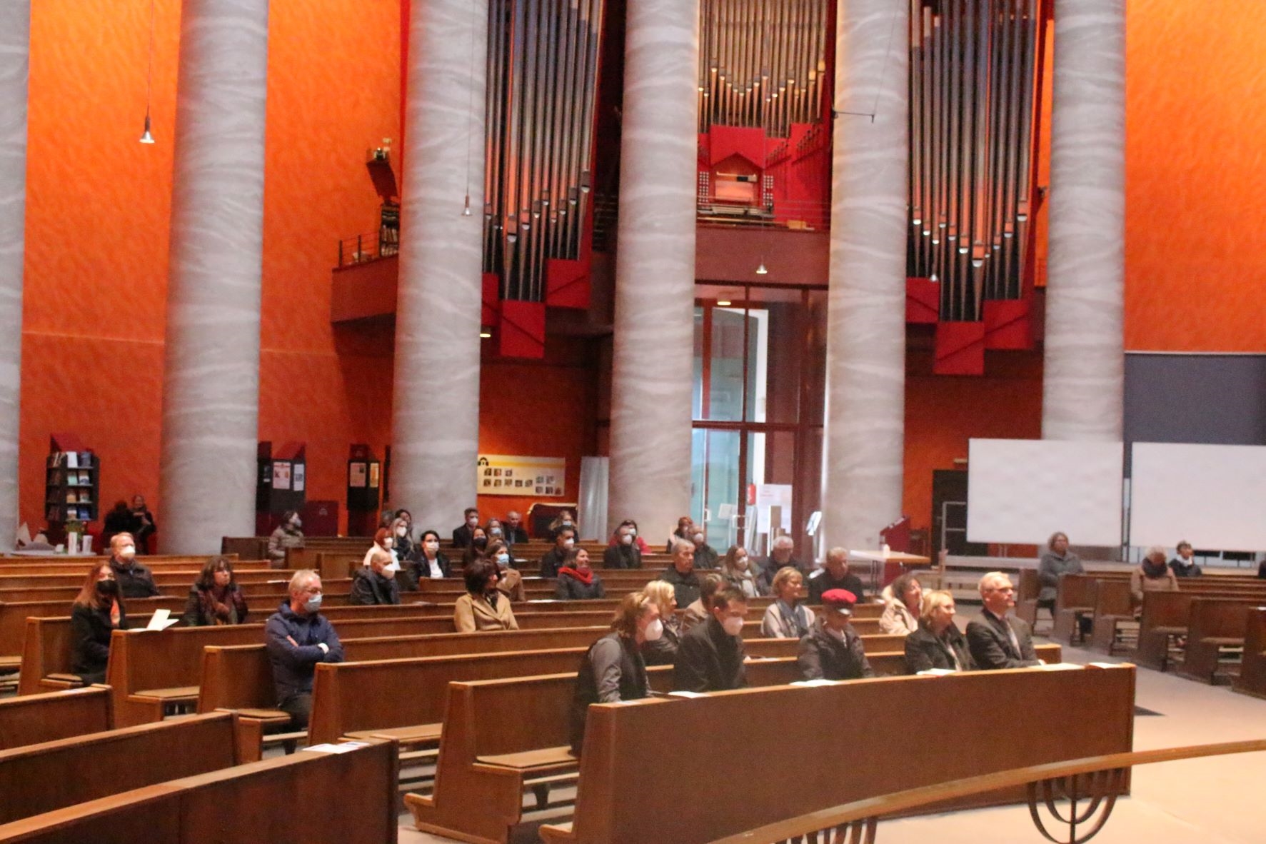 Blick auf die Gäste in der Kirche. (Caritasverband Darmstadt e. V.)