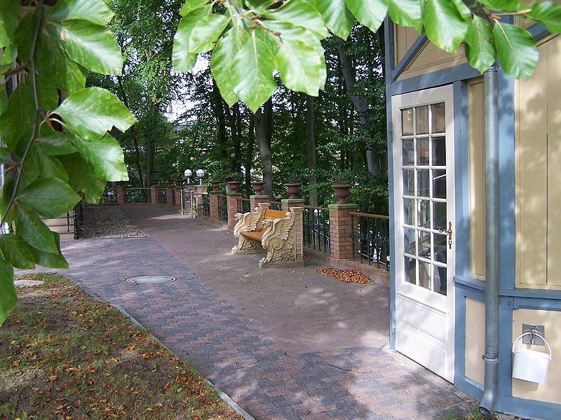 Das historisch angelegte Gartengelände mit Pavillion lädt zum Spaziergang ein. 