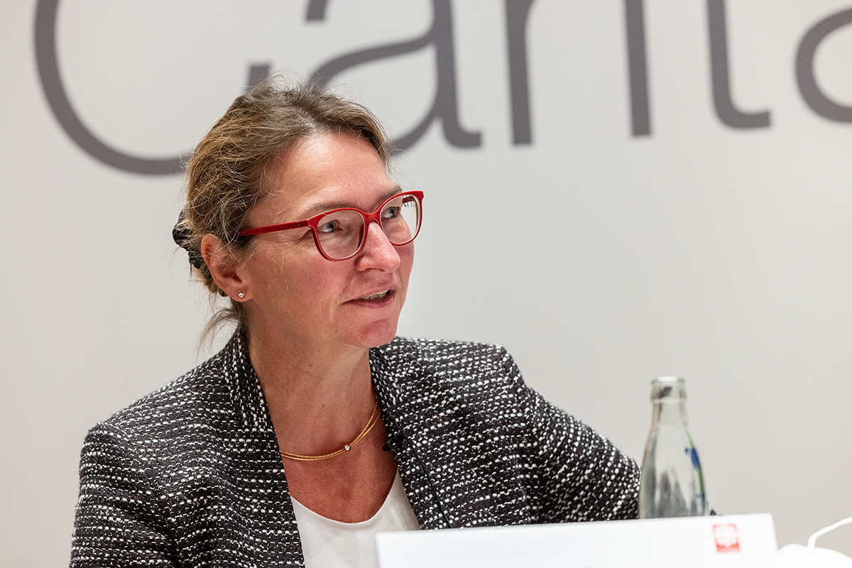 Prof. Dr. Ursula Nestle hält beim 1. Kath. Krankenhaustag NRW am 10.11.2021 in Essen gestikulierend eine Rede (Foto: Achim Pohl)