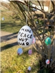 Weißes Osterei an einem Strauch mit dem Slogan "Make peace not war" / Ute Lehnhoff