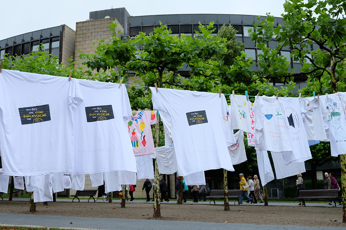 Viele weiße T-Shirts die anlässlich der OGS-Kampagne der LAG FW NRW bedruckt bzw. bemalt und an Wäscheleinen vor dem Landtag in Düsseldorf aufgehängt wurden (Markus Lahrmann)