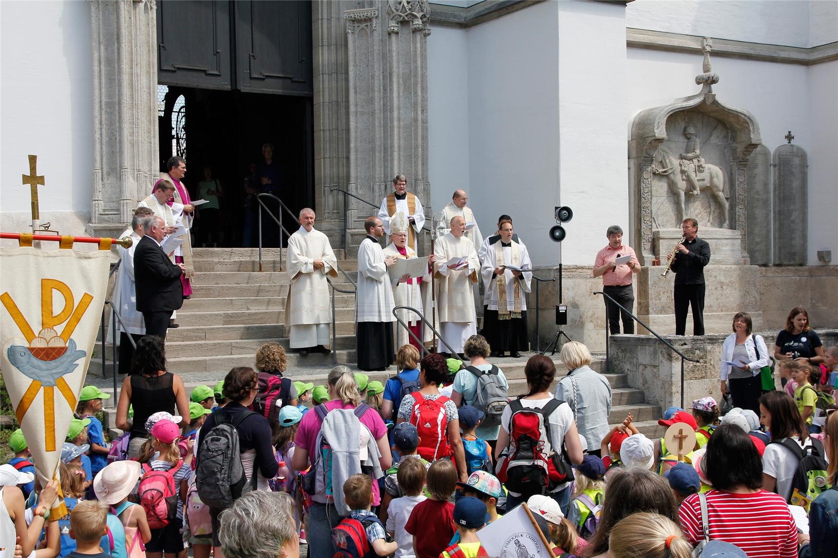 Augsburgs Bischof Dr. Konrad Zdarsa begrüßte die über 450 Kinder aus dem ganzen Bistum am Südportal der Basilika St. Ulrich.  (Bernhard Gattner)