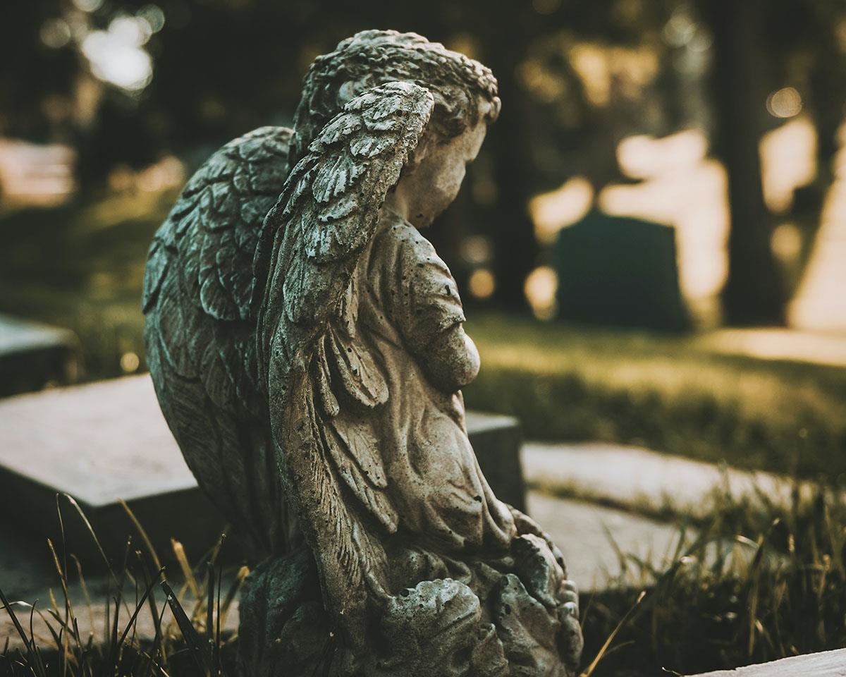 Steinerne Engelsfigur auf Friedhof