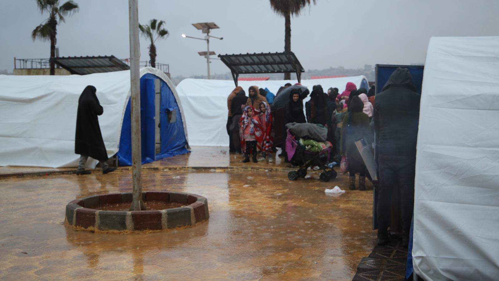 Edlib-Sarmada: Erste Notaufnahme-Zelte sind errichtet (Foto: Caritas international)