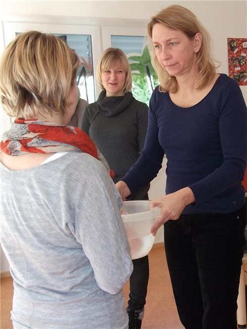 An ganz praktischen Beispielen wie dem gemeinsamen Händewaschen zeigte Brigitte Forstner (rechts), wie sich sensibler Umgang mit Kindern anfühlt. In der Bildmitte: Katja Jarosch.  