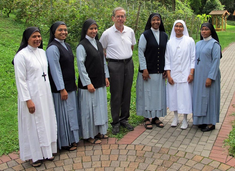 Indische Ordensschwestern mit Hausseelsorger Pfarrer Weiß 