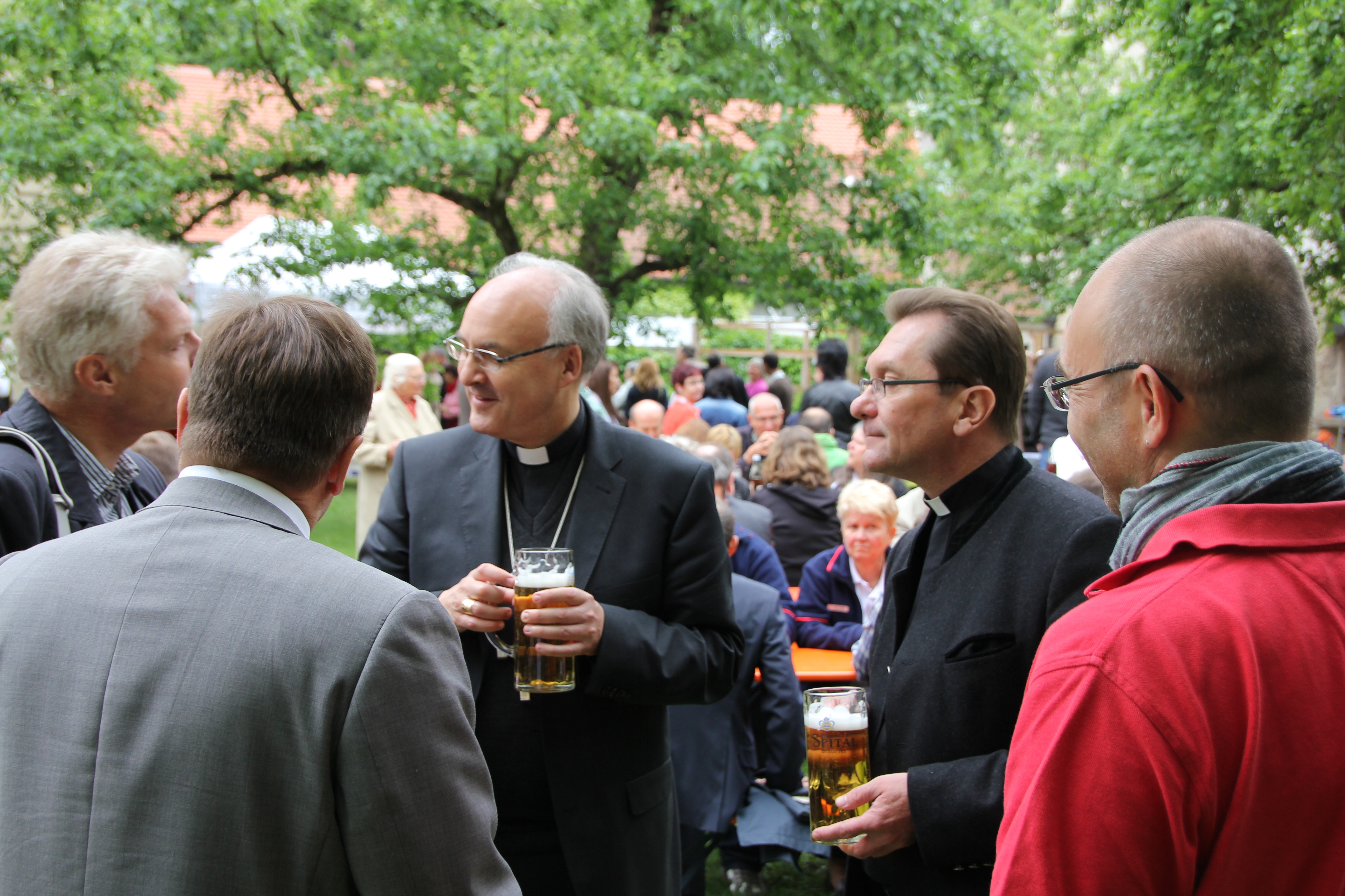 Bischof Rudolf im Gespräch mit Caritas-Mitarbeitern bei der Wolfgangswoche. (Burcom Regensburg)