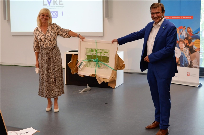 StMin Trautner übergibt Geschenk an LVKE Vorsitzenden Eibel