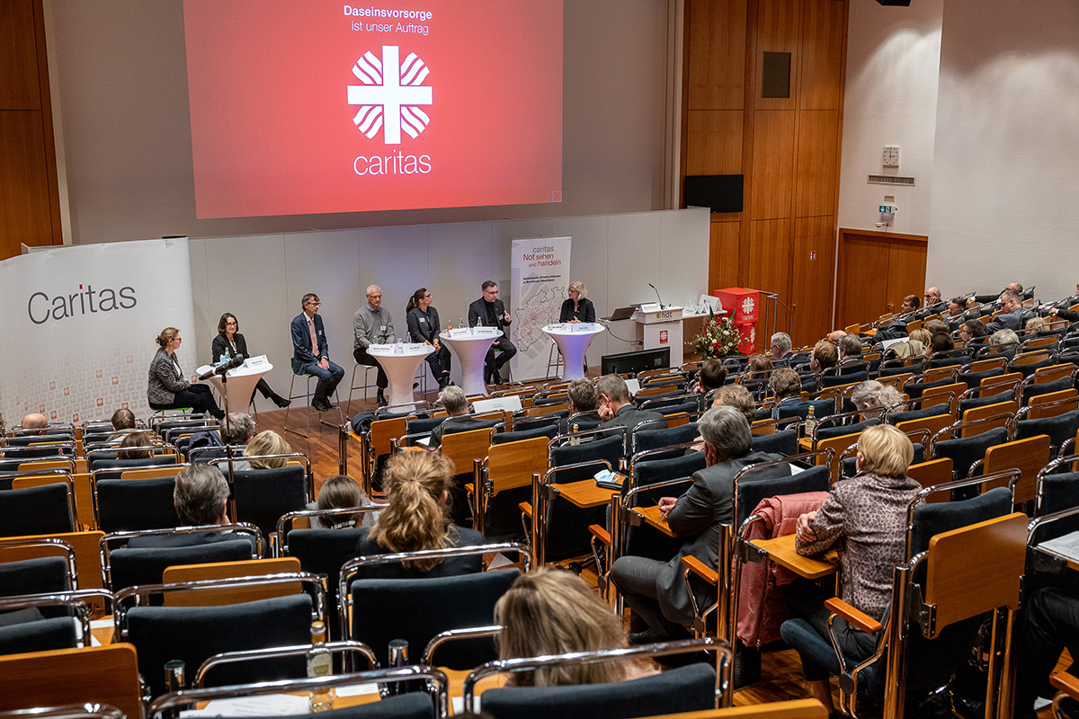 Podiumsdiskussion beim 1. Kath. Krankenhaustag NRW am 10.11.2021 in Essen, bei der im Vordergrund das Publikum zu sehen ist (Foto: Achim Pohl)