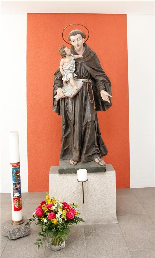 Statue des Heiligen Antonius von Padua im Eingangsbereich des Caritas-Seniorenzentrums Antoniushaus in Augsburg.  (Bernhard Gattner)