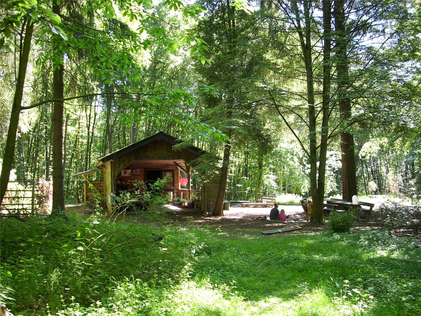 Hütte und Areal des Waldkindergartens (Gerth)
