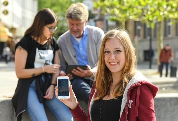 junge Frau mit Smartphone in der Hand