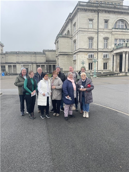 Gruppenbild vor einer alten Villa.