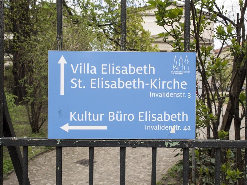 Ein blaues Schild weist mit weißer Schrift und weißem Pfeil auf die Villa Elisabeth hin (Angela Kröll)