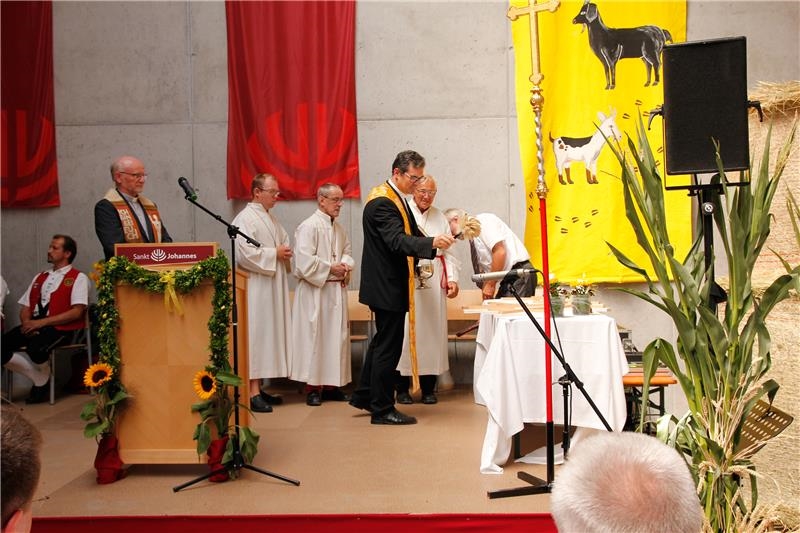 Diözesan-Caritasdirektor Domkapitular Dr. Andreas Magg segnete die Kreuze für die verschiedenen Räume des Johannes-Hofs.  (Bernhard Gattner)