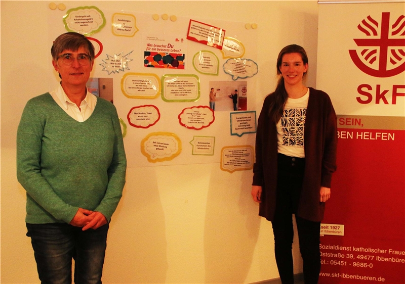 Das Foto zeigt zwei Frauen rechts und links eines großen Posters an de rWand mit verschiedenfarbigen beschrifteten Zetteln 