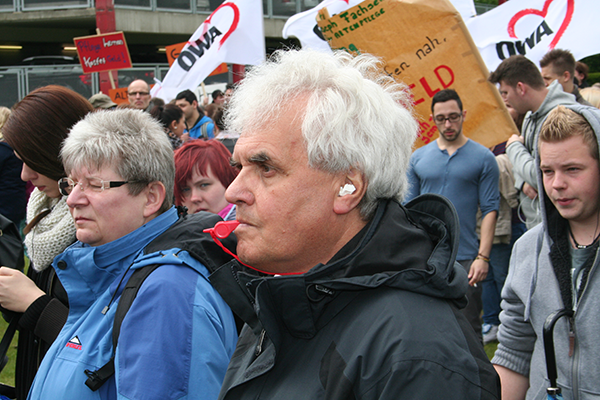 Demonstranten bei einer Kundgebung bezüglich einer kostendeckenden Finanzierung der Altenpflegeausbildung vor dem Düsseldorfer Landtag am 12.05.2014 (Markus Lahrmann)